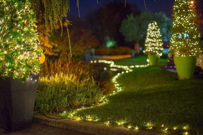 Decoración de patios con luces navideñas