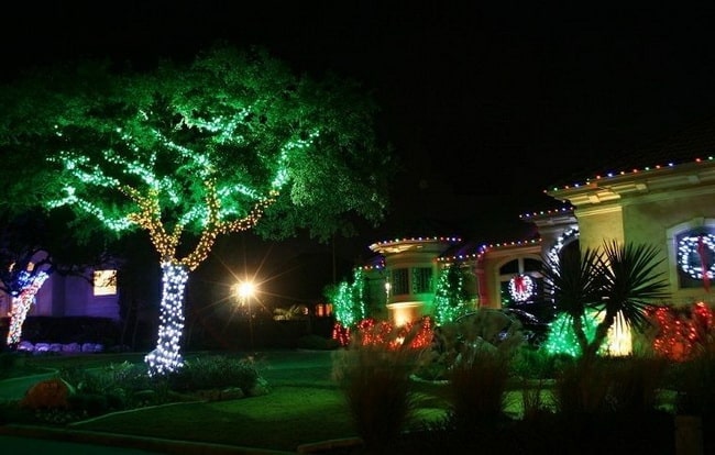 Ideas para decorar exteriores con luces de Navidad