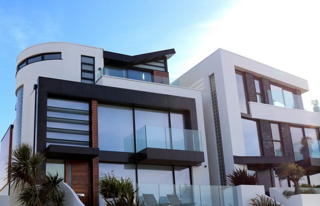 Fachada con mucho cristal