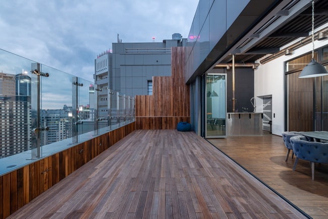 Terraza con mucha madera