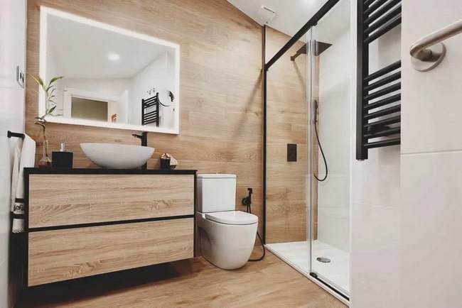 Baños con acabado madera