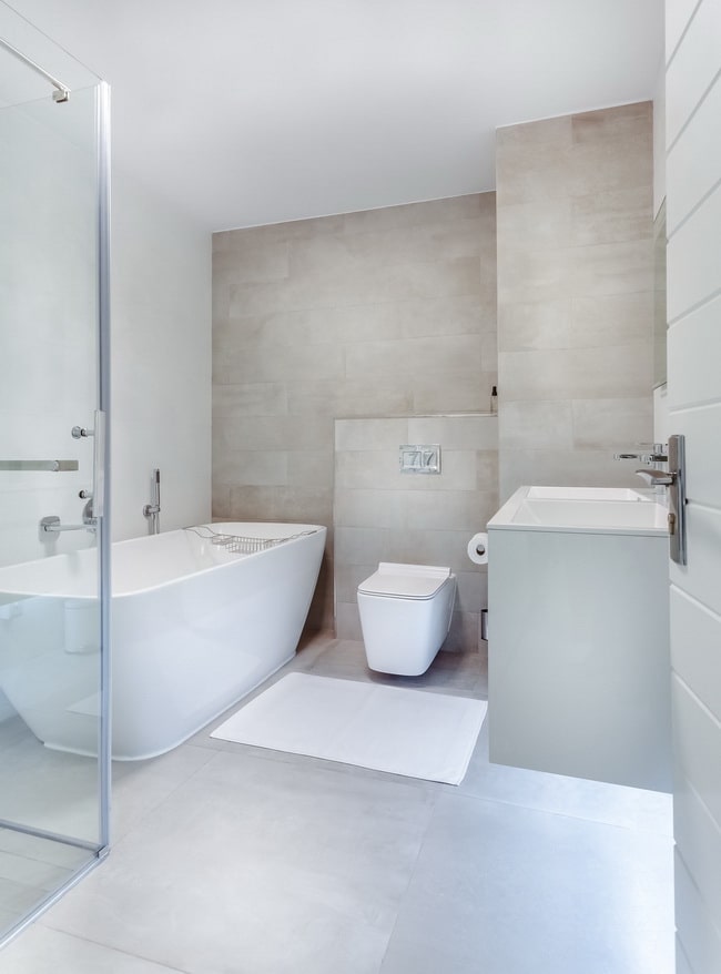 Baño moderno con bañera exenta