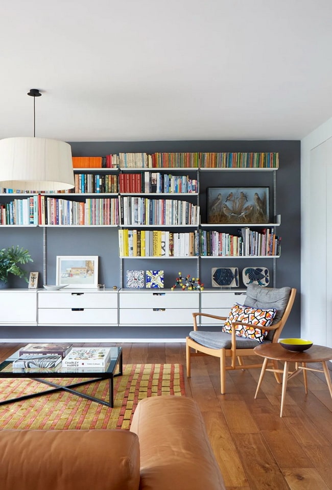 Librería en la sala de la casa Estantes con libros