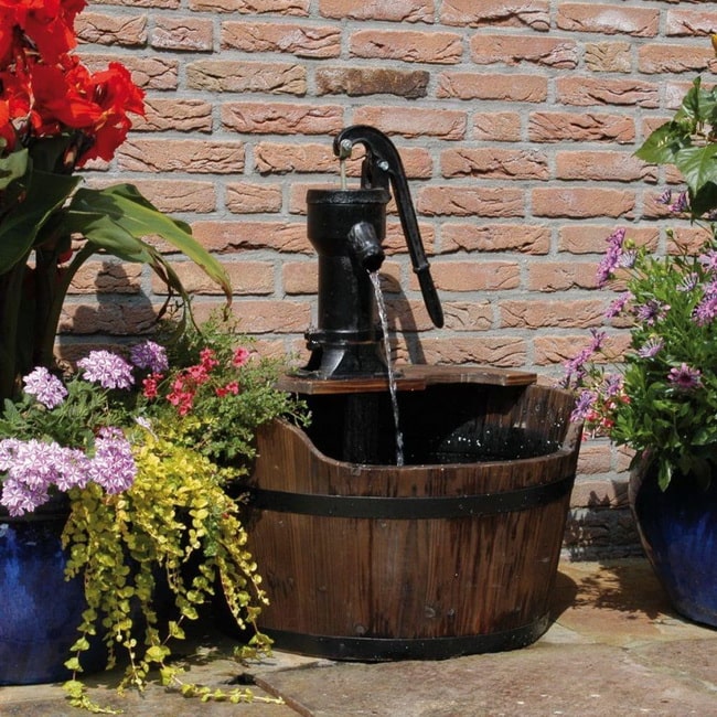 Fuente de agua con barril de madera