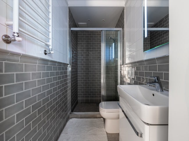 Cómo renovar tu baño con pintura de azulejos