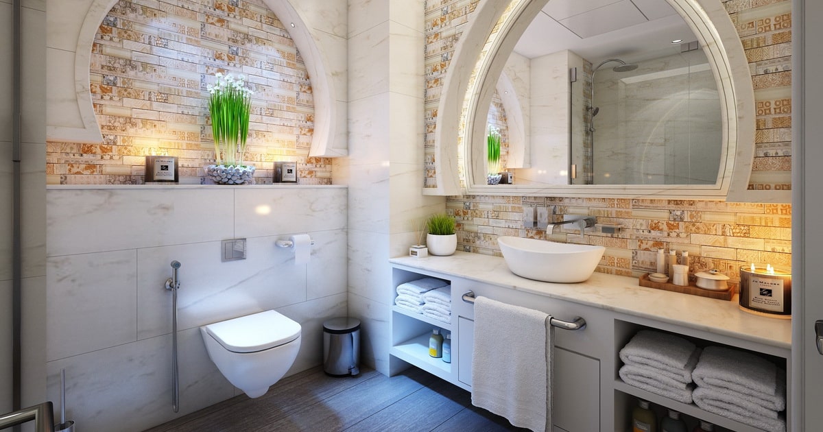 Cómo conseguir un baño espacioso y con estilo