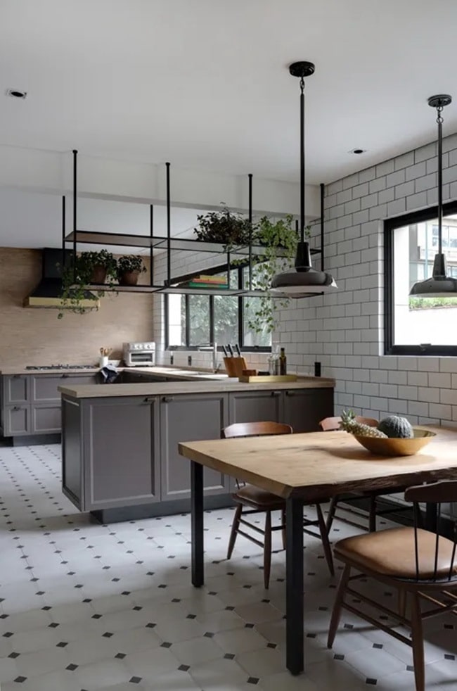 Estante flotante en la cocina con plantas