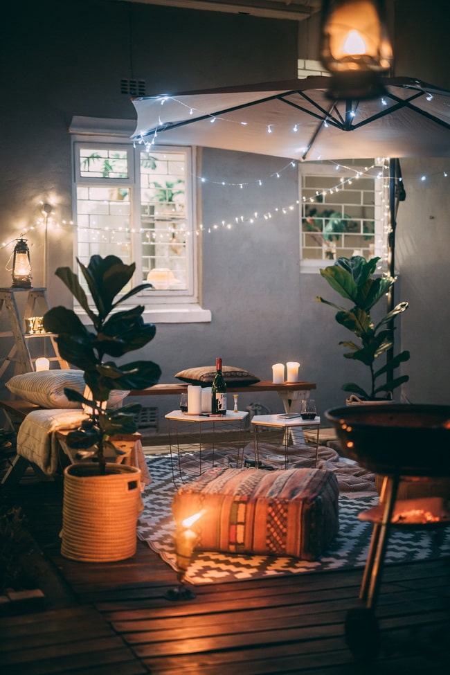 Decoración con guirnaldas de luces y velas