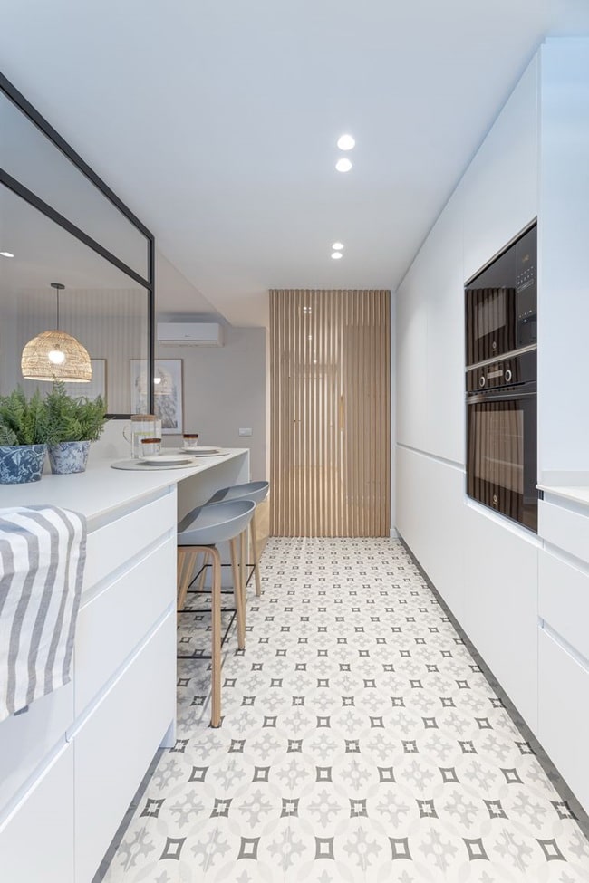 Cocina con muebles claros