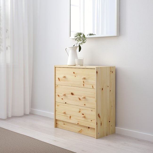 Cómoda de IKEA con acabado en madera