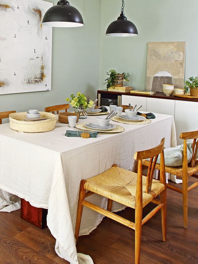 Sillas de madera y fibras naturales en el comedor