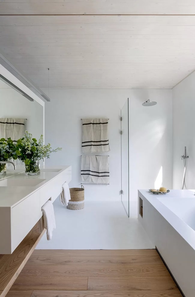 Baño en blanco y madera