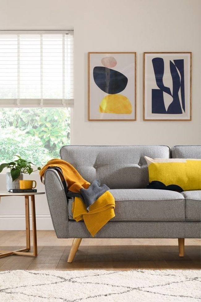 Gris y mostaza para decorar la sala