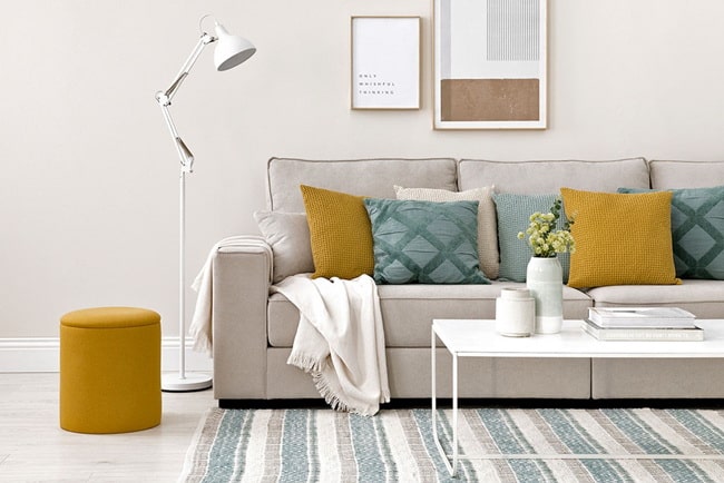 Combinaciones para un sofá en color gris