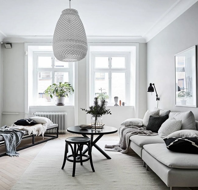 Sala blanca con sofá gris
