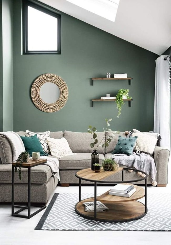 Sofá gris con pared verde