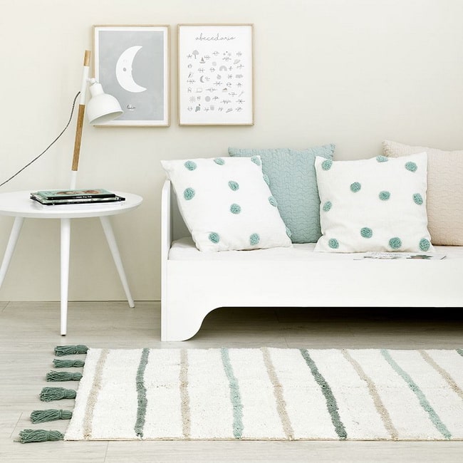 Alfombra blanca con detalles en verde y veige