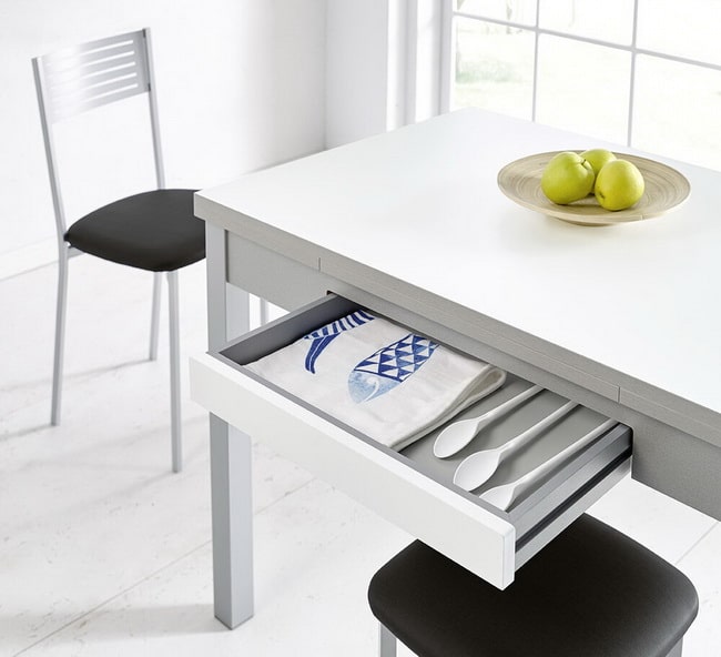 Mesa con espacio de almacenaje