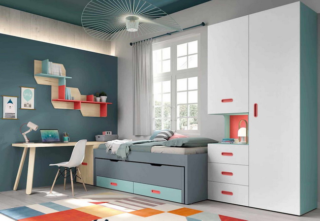Dormitorio juvenil en azules y detalles en rojo y naranja