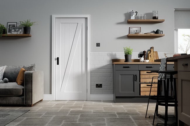 Cocina con puerta blanca