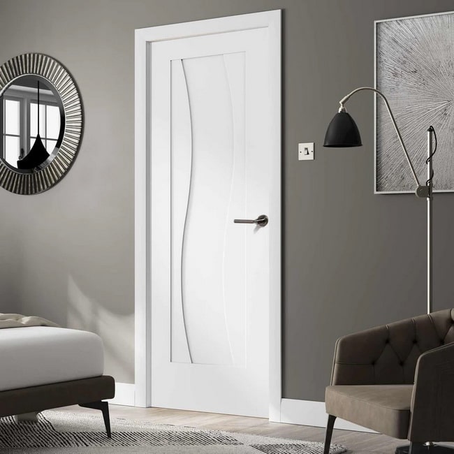 Puerta de interior blanca con pared en color gris