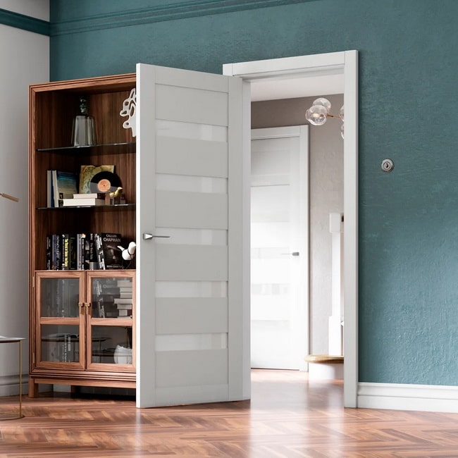 Puerta blanca y pared azul
