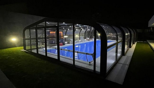 Cerramiento de piscina con iluminación