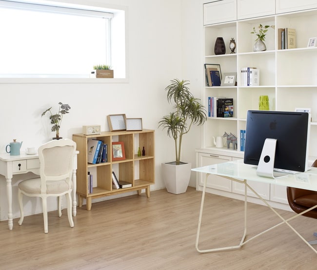 Estores enrollables para oficinas en casa