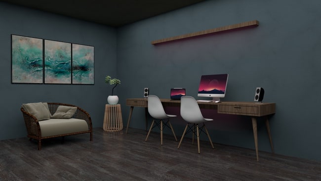 Espacio de trabajo en casa con cuadros