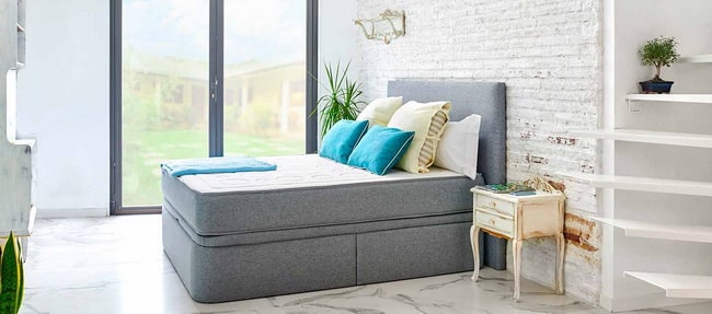 Dormitorio con mucha luz natural