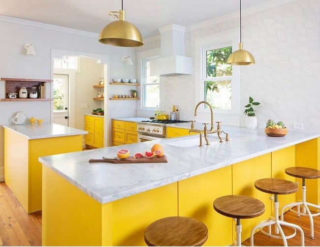 Cocina en blanco y amarillo