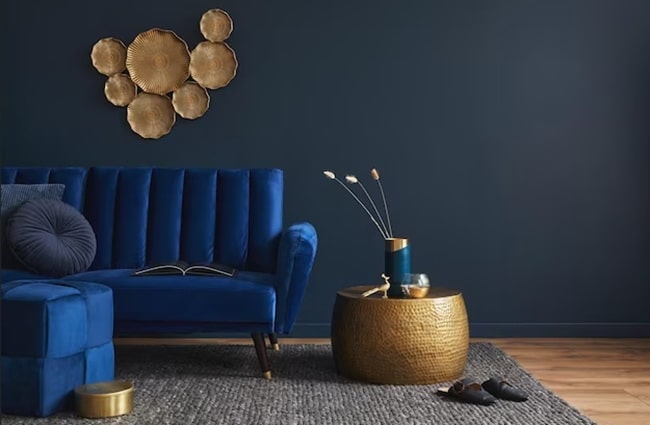 Cómo combinar un sofá azul