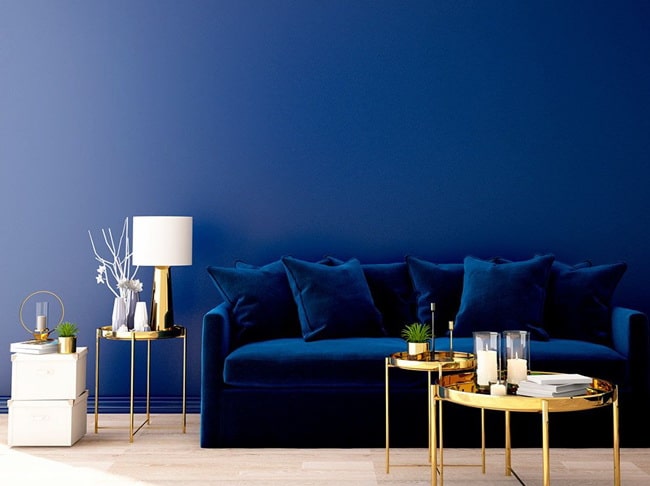 Sofá azul y detalles amarillos