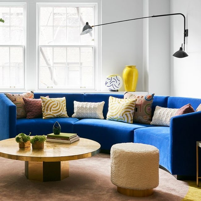 Cómo combinar un sofá azul