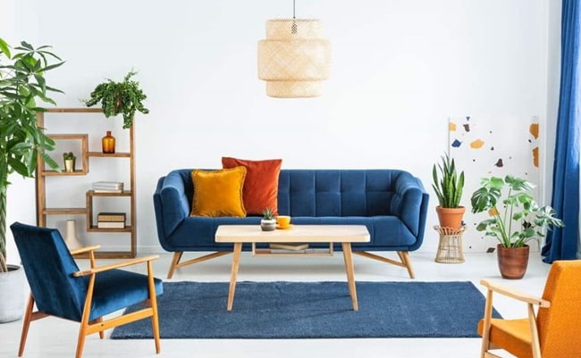 Cómo combinar un sofá azul