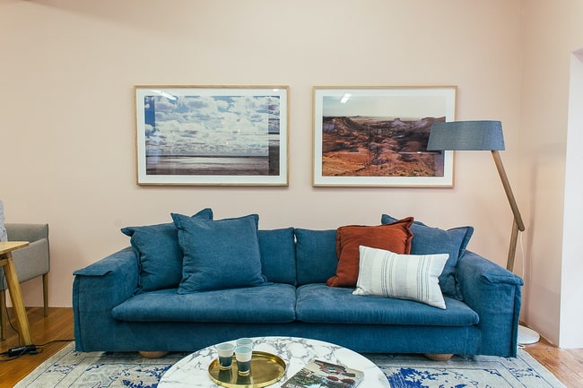 Salón con sofá azul