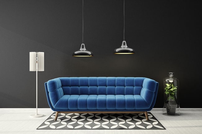Sofá azul y pared de fondo negra