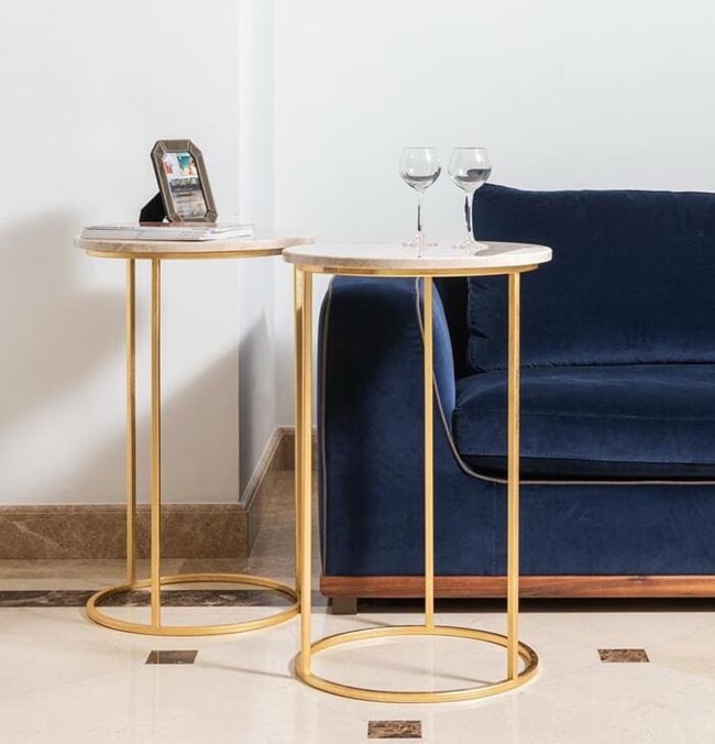 Sofá azul y detalles en dorado