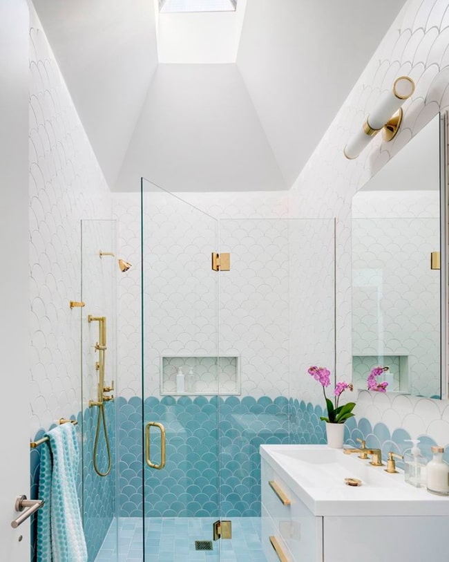 Baños en blanco y azul