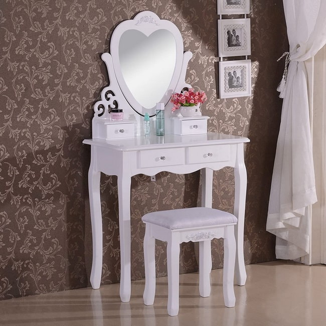 Tocador de maquillaje con espejo de corazón