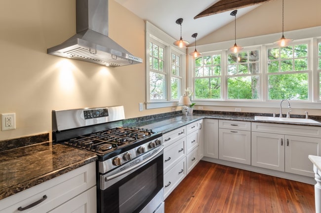 Cocina en L con campana extractora