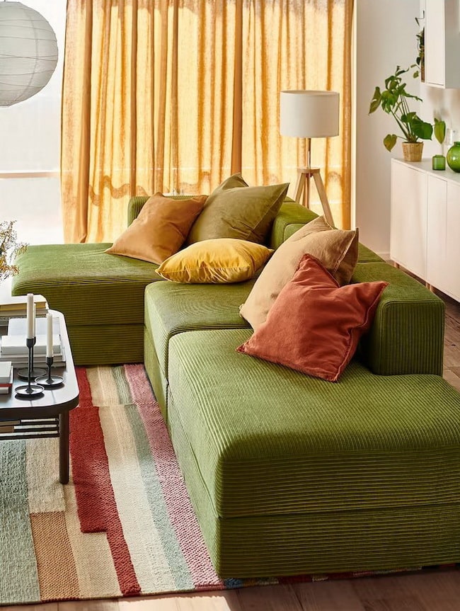 Cómo combinar un sofá verde