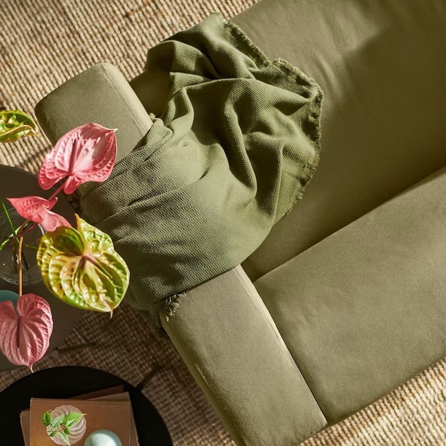 Textiles verdes y sofá verde