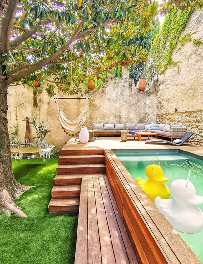 Piscina larga y estrecha