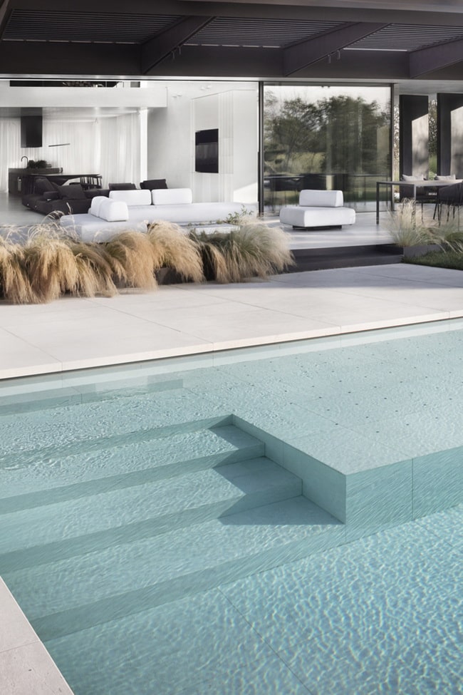 Escalera de piscina