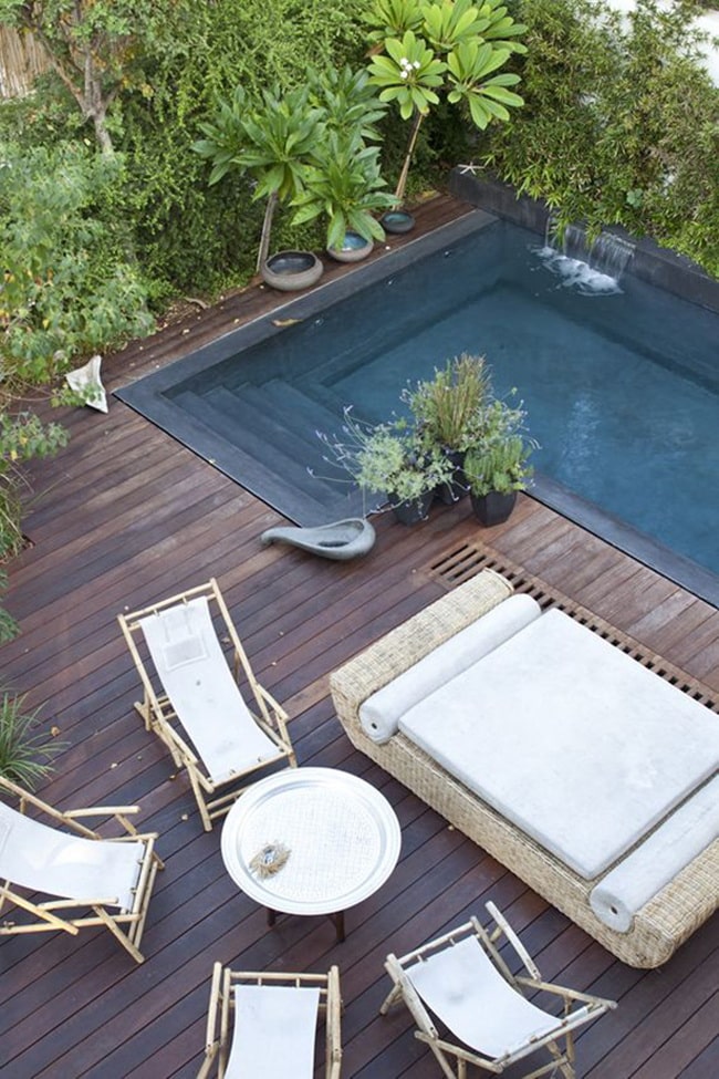 Deck de madera para piscina de obra