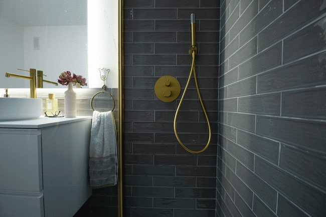 Baño con paredes en color negro