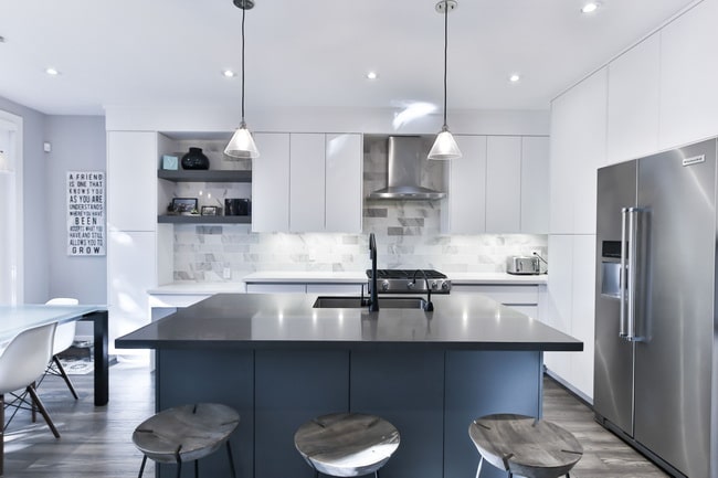 Cocina moderna con isla central