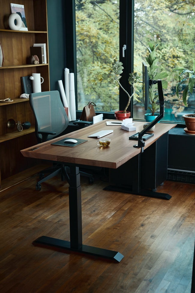 Despacho en casa con escritorio de madera