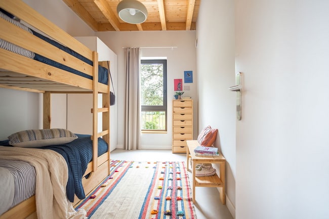Cómo poner dos camas en una habitación pequeña